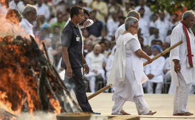 Daughter performing last rites